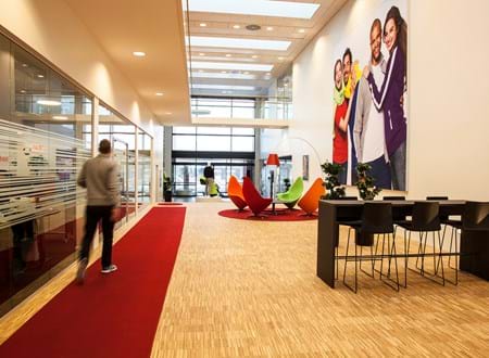 lang rød filt løber på træ gulv